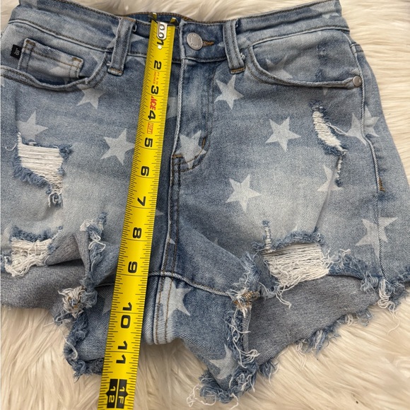 Judy Blue Los‎ Angeles Small Star Print Raw Hem Distressed Stretch Jean Shorts - Picture 5 of 8